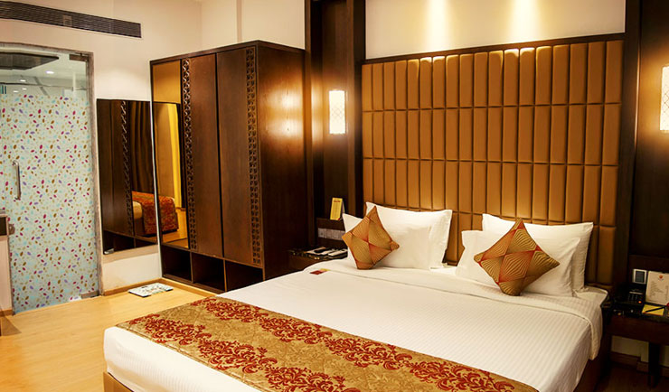 Luxury hotel rooms in Pune at Corinthians Pune Resort & Club